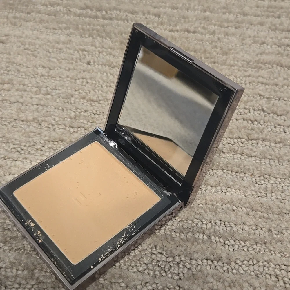 NWOT Doucce Cache Creme Powder Foundation NL1